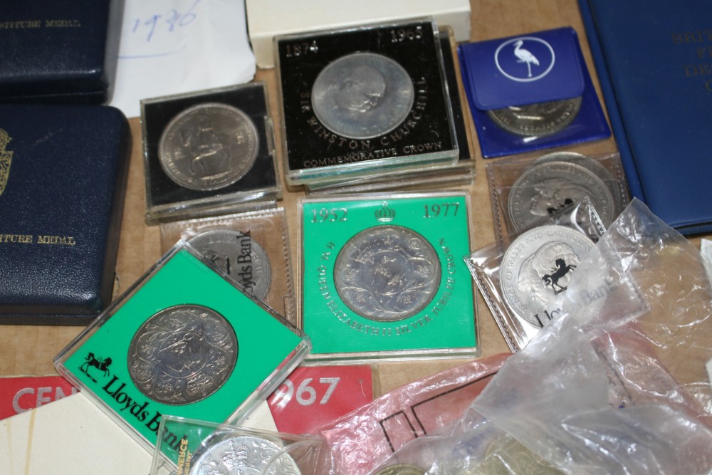 A collection of mainly modern coins, mostly crowns, many in original presentation boxes